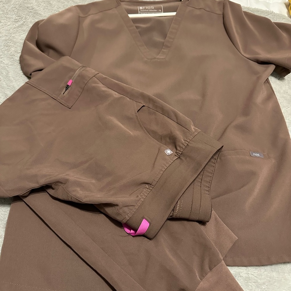 Women’s figs scrubs